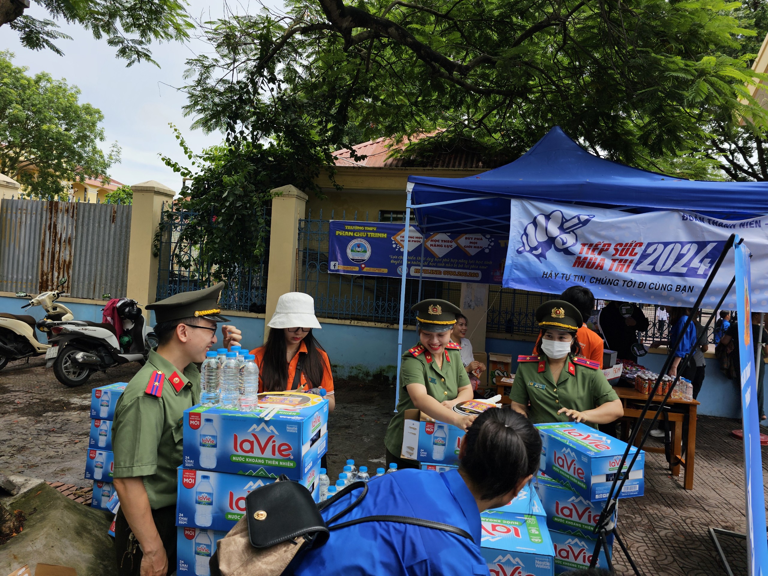 Đoàn thanh niên Phòng Hậu cần: Tổ chức “Tiếp sức mùa thi” tại trường THPT Lê Quý Đôn